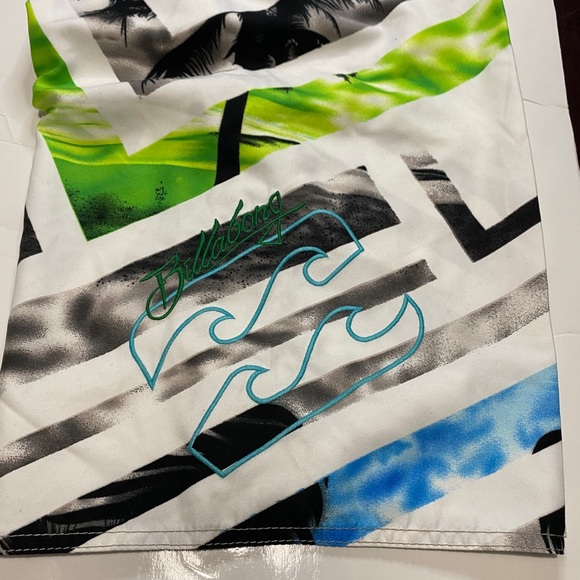 BNWT. Billabong Surfer Shorts - Picture 5 of 7